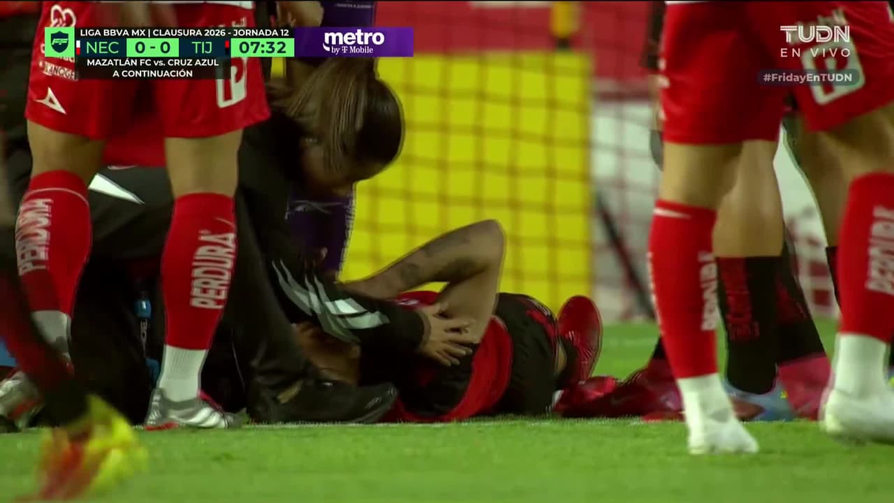 ¡Tremendo balonazo a Rivero lo deja en el césped!