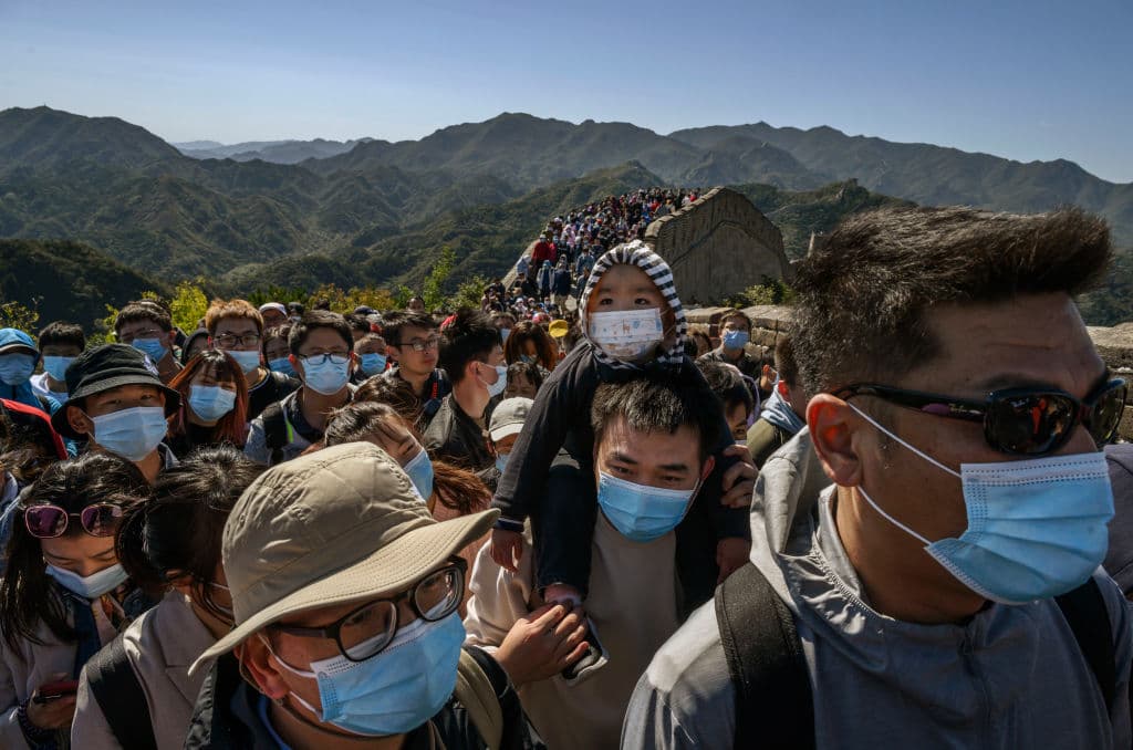 En esta ocasión, las autoridades chinas han animado a la población a salir de vacaciones y consumir, especialmente haciendo turismo nacional, como una forma de reimpulsar la economía del país.