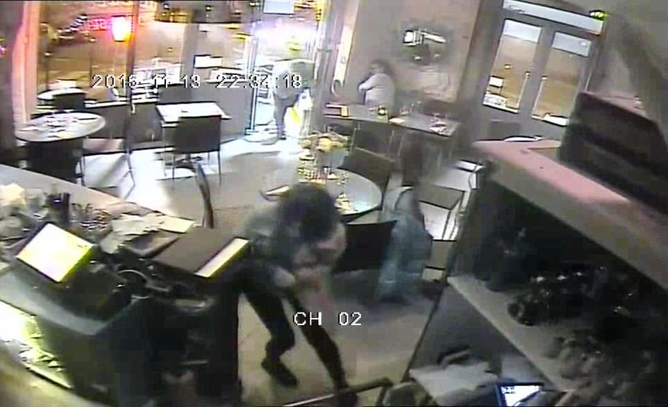 Video del ataque en uno de los restaurantes en París 