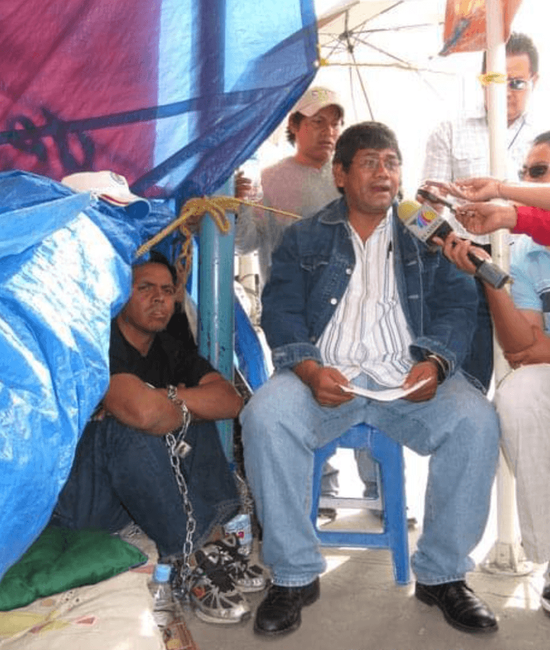 Mujica encadenado en 2010 a un poste de la ciudad de Puebla, México. 
<br>