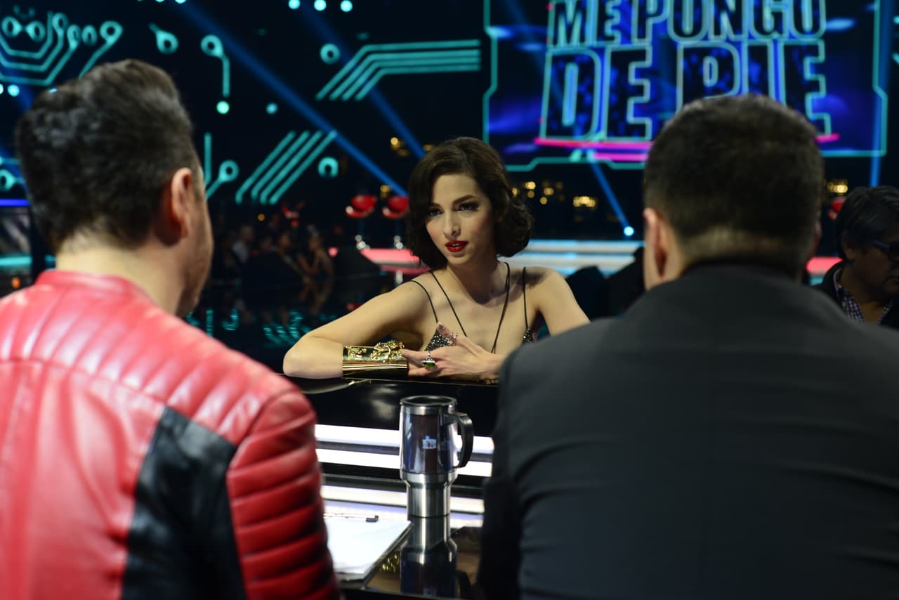 Miren nada más cómo mantenía muy entretenidos a algunos de los capitanes.