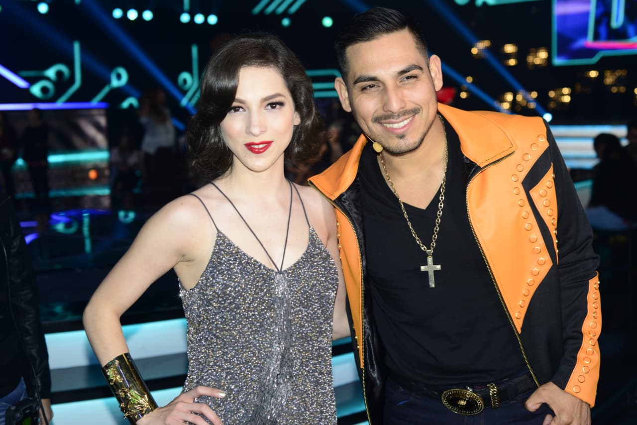 Espinoza Paz fue uno de los hombres que no pudo resistir la tentación de posar con ella en varias fotos.