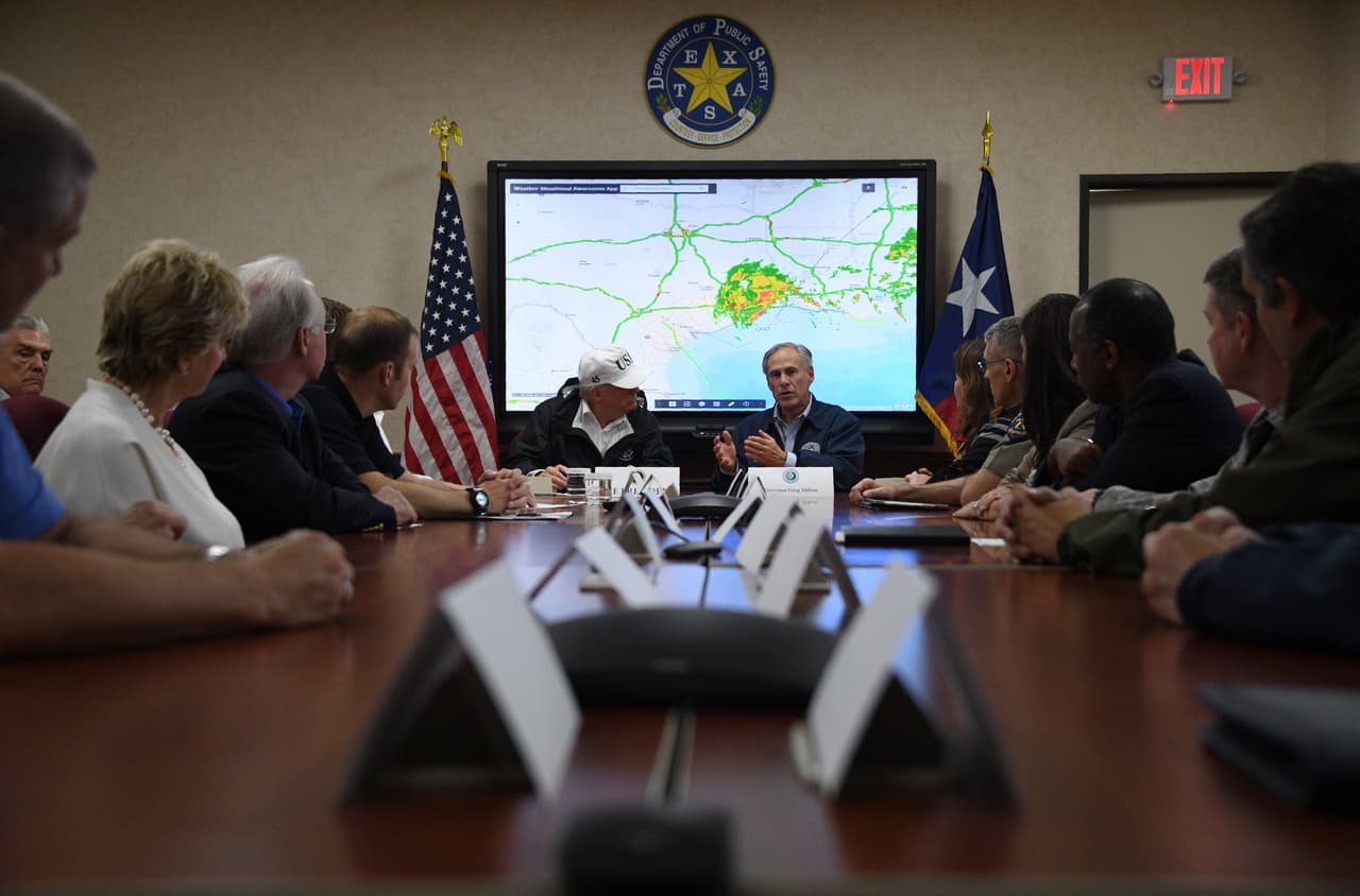 También agradeció a los dos senadores republicanos de Texas, John Cornyn y Ted Cruz, presentes en la reunión de Corpus Christi.