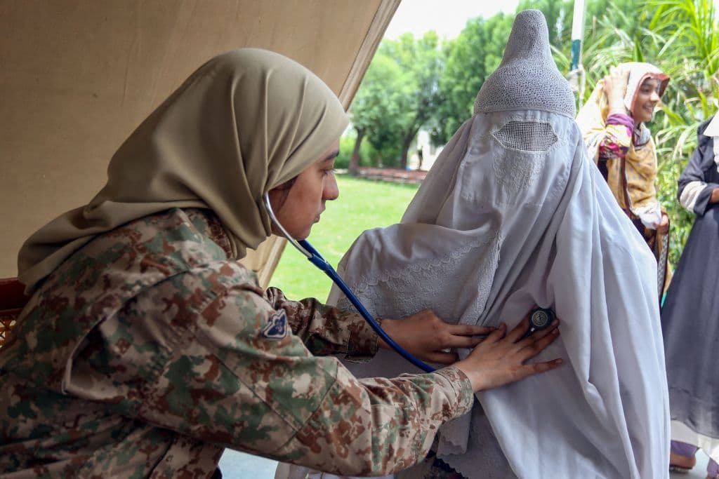 A las mujeres solo puede asistirlas otra mujer, tanto en el hospital como en las escuelas o universidades. Esto tiene consecuencias como que las estudiantes 
<b>no tienen acceso a algunas materias cuando solo hay varones que las imparten</b>.