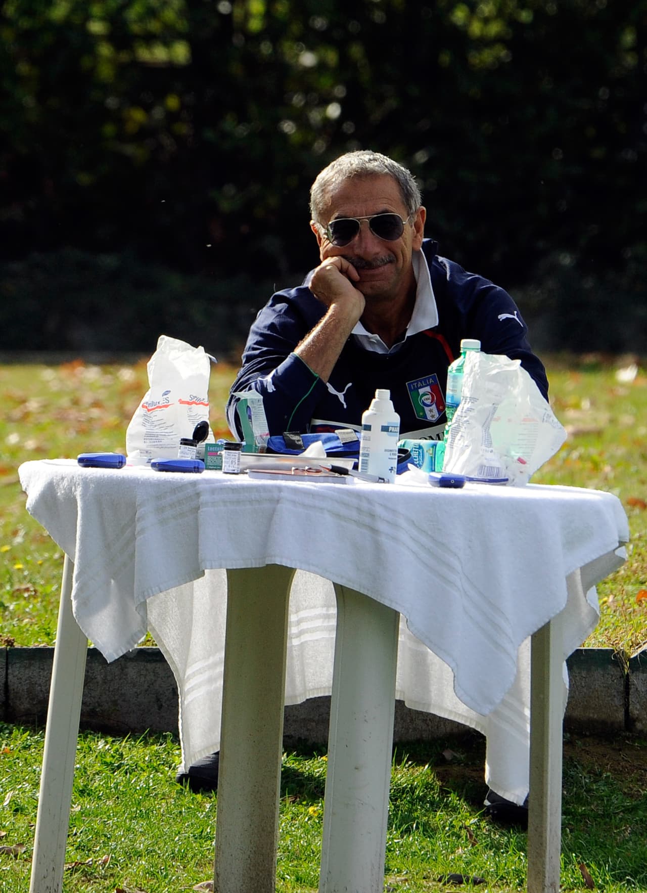 El médico de la selección, Enrico Castellacci, es una presencia permanente con una sonrisa en Coverciano.