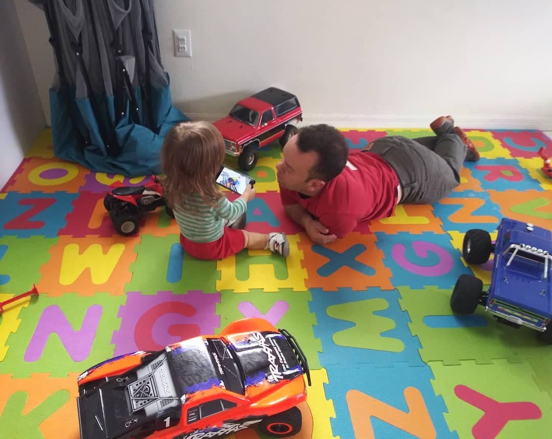 Carlitos 'El productor' aprovecha cualquier momento para disfrutar a su 'gordito', como le dice cariñosamente a Sebastián.