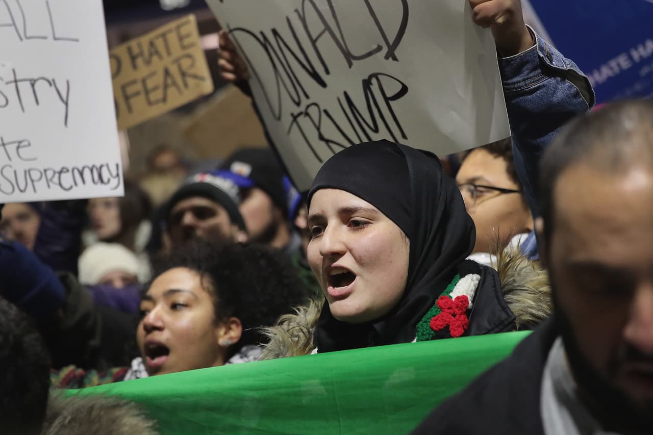 El gobierno de Trump dice que la orden ejecutiva que veta la entrada de musulmanes no afecta a los residentes permanentes