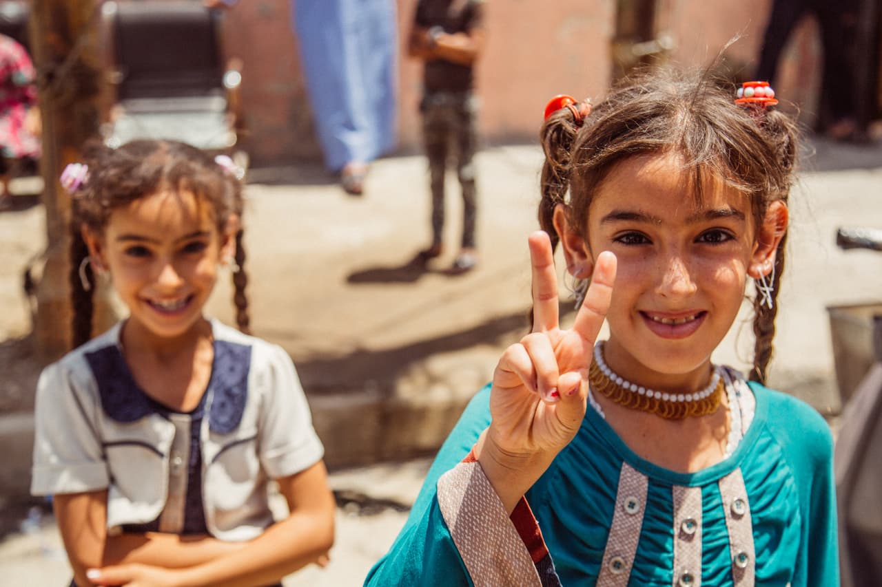 El 15 de julio de 2017, a sólo días de las celebraciones por la expulsión de ISIS de Mosul, el reportero gráfico José Argueta tuvo que pasar más de cinco puntos de control para llegar a la Ciudad Vieja, antigua capital de Estado Islámico. Todos se quedaban maravillados con sus equipos de fotografía y video, “en especial dos pequeñas hermanas que me siguieron por todas partes desde que llegué a la ciudad”, afirmó.