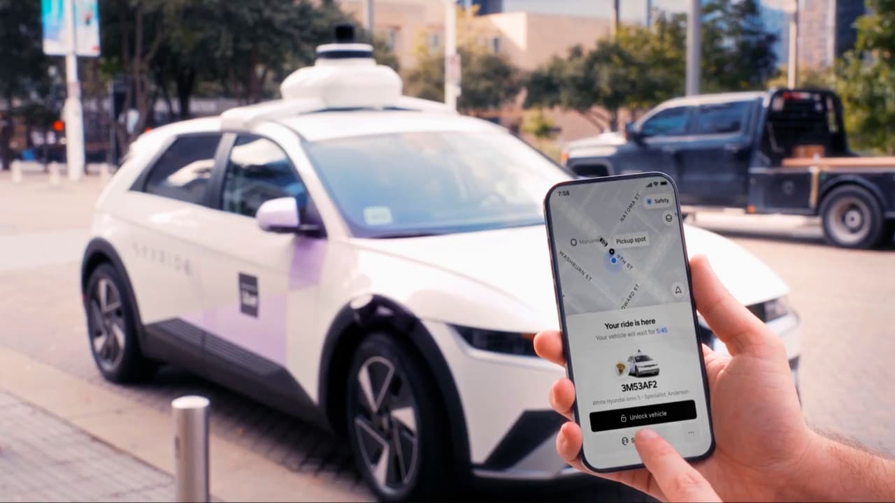 <h3 class="cms-H3-H3">Cómo son estos carros </h3>Los robotaxis son Hyundai Ioniq 5 eléctricos,
<b>equipados con cámaras y sensores que ayudan al vehículo a manejar y detectar lo que ocurre a su alrededor.</b>
<br>Son autos diseñados
<b>para funcionar sin conductor</b>, pero todavía
<b>no operan de forma totalmente autónoma.</b>