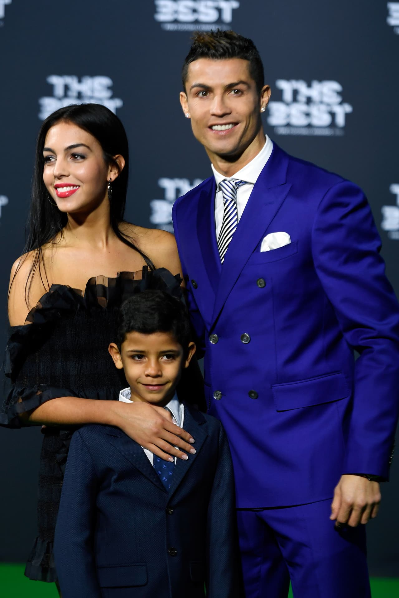 Ronaldo presumió su relación en las redes sociales de inmediato, lo que resultó una sorpresa para sus seguidores y para la prensa que lo describían como “
<a href="https://elpais.com/elpais/2017/01/10/estilo/1484065821_340274.html">celoso</a> con su intimidad”.