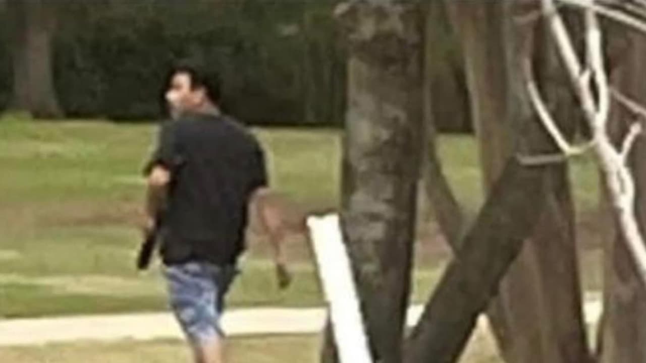 Este fue uno de los hombres armados que la familia vio recorriendo en su patio.