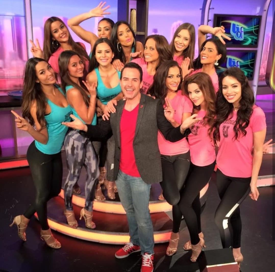 Carlos se rodea de las exreinas de Nuestra Belleza Latina en Despierta América, pero antes de ser conductor del show ya estaba muy cerca de las bellezas. 
<br>