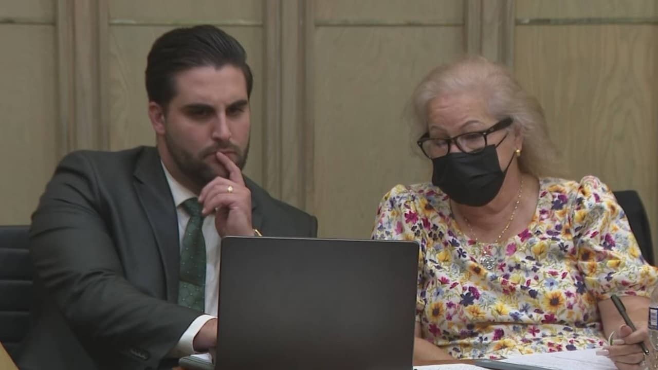 Acusan a una mujer de robarle más de $400,000 a una anciana enferma de cáncer