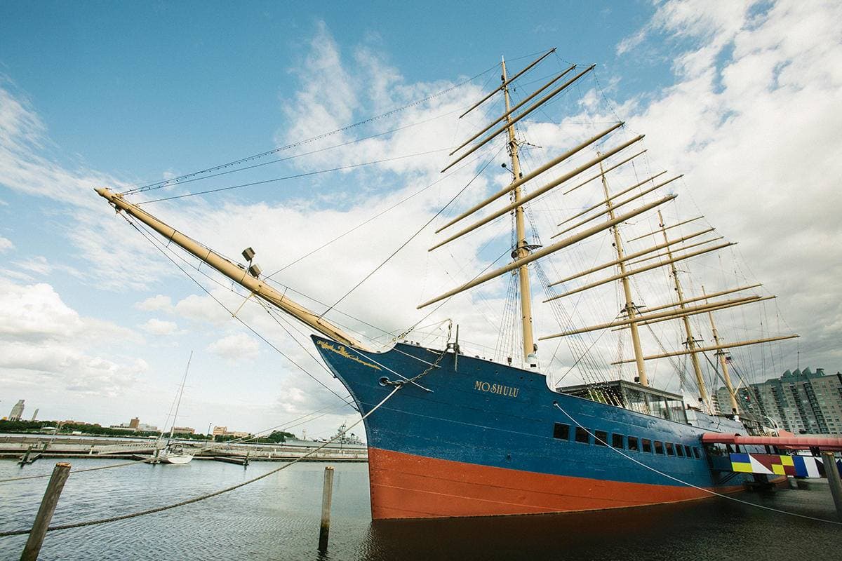 <b><a href="https://www.eventbrite.com/e/rojo-valentines-bash-tickets-239740429077?aff=ebdssbdestsearch" target="_blank">Rojo Valentine’s Day Bash at the Moshulu (12 de febrero)</a></b>: Esta fiesta de baile nocturna calienta las cosas en algunas de las noches más frías de la ciudad. Muevan sus piernas de mar de un lado a otro entre las cubiertas al ritmo de salsa y reggaetón en esta fiesta del Día de San Valentín a bordo del restaurante Moshulu.