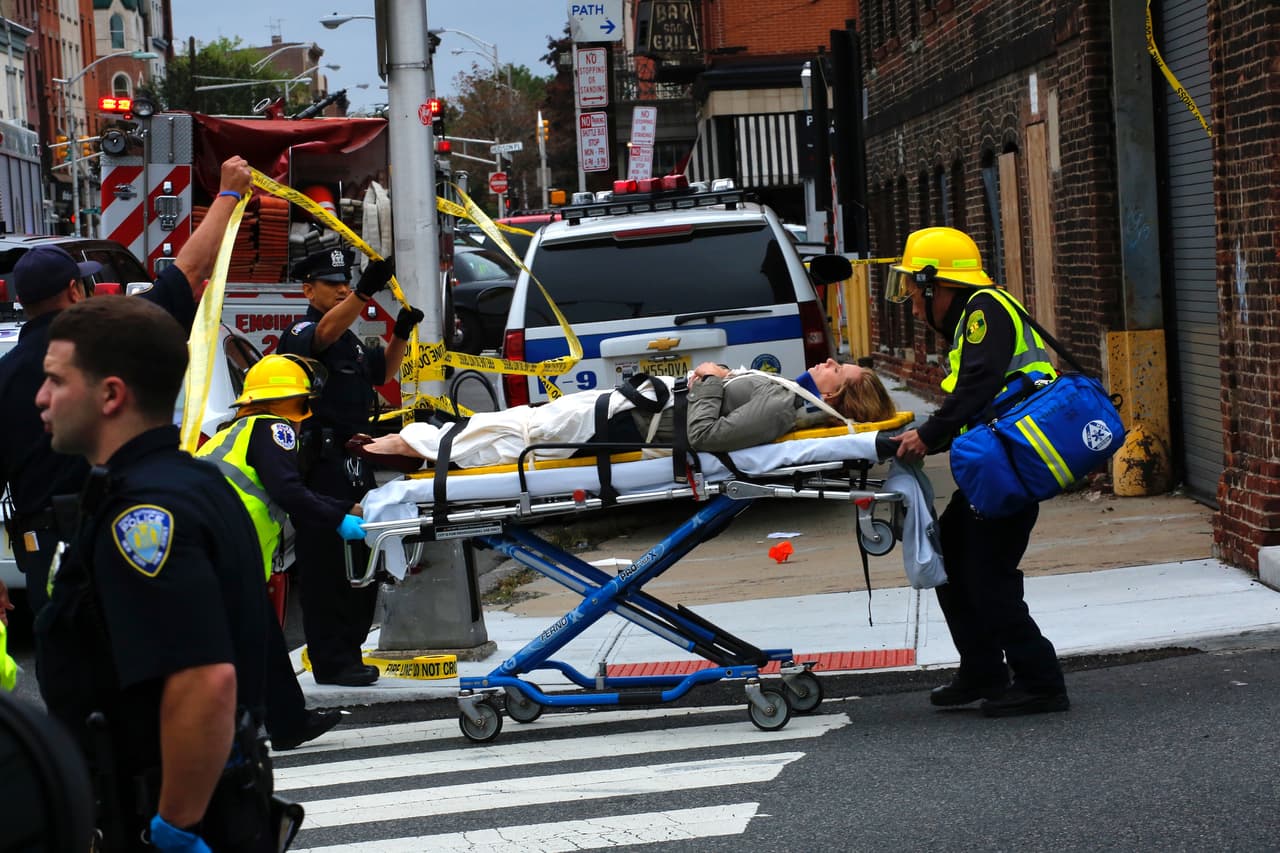 Los servicios de emergencia atienden a los heridos por el accidente.