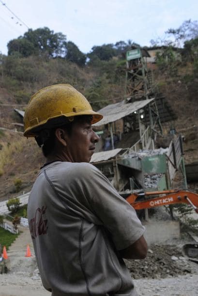 El gobierno socialista de Rafael Correa promueve inversión extranjera para explotar la minería y combate las actividades ilegales en esa área.