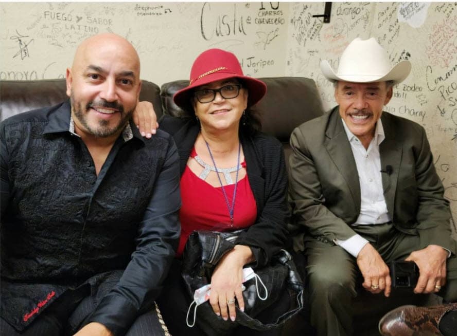 "Pero yo creo que
<b>mi mamá es muy tóxica</b>, ahorita está la moda de las tóxicas, ¿no?", aseveró y dejando en claro que, por lo menos para él, no hay posiblidades de que sus padres vuelvan a estar juntos.
<br>