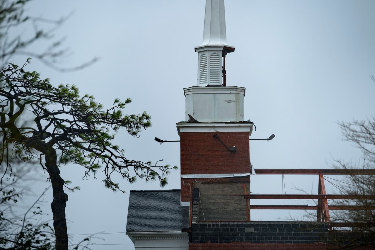 La fuerza de Michael voló el techo de una iglesia en el centro de la ciudad.