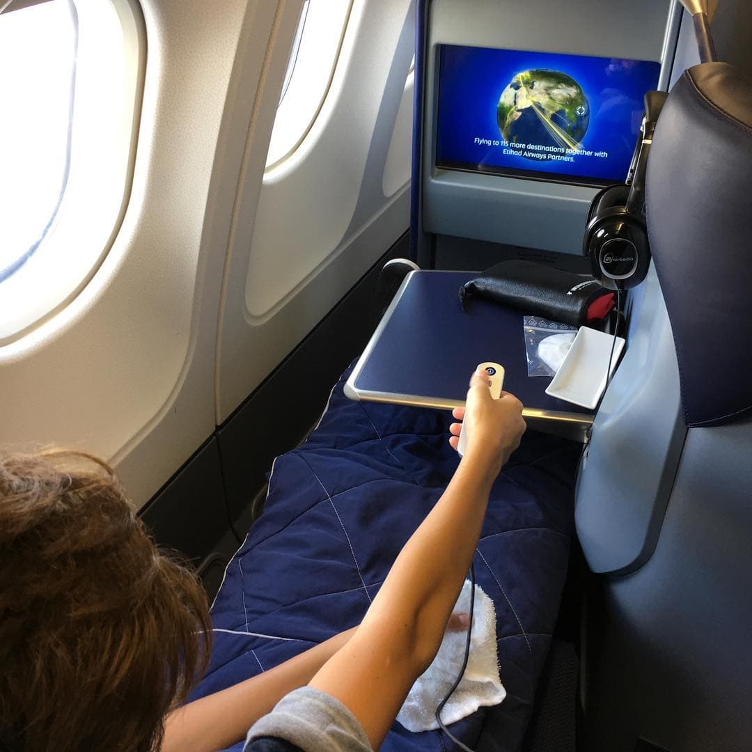 "Ella es mi gran amiga, la dejé rayadísima, como debe de ser, un hombre que se divorcia de una mujer, la tiene que dejar bien, porque eso es de hombres y de caballeros. Yo me quité la camisa para dársela y con mucho amor", destacó.