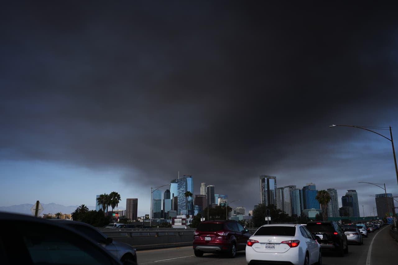 Los Ángeles declara estado de emergencia por incendio en Boyle Heights; preocupa humo tóxico