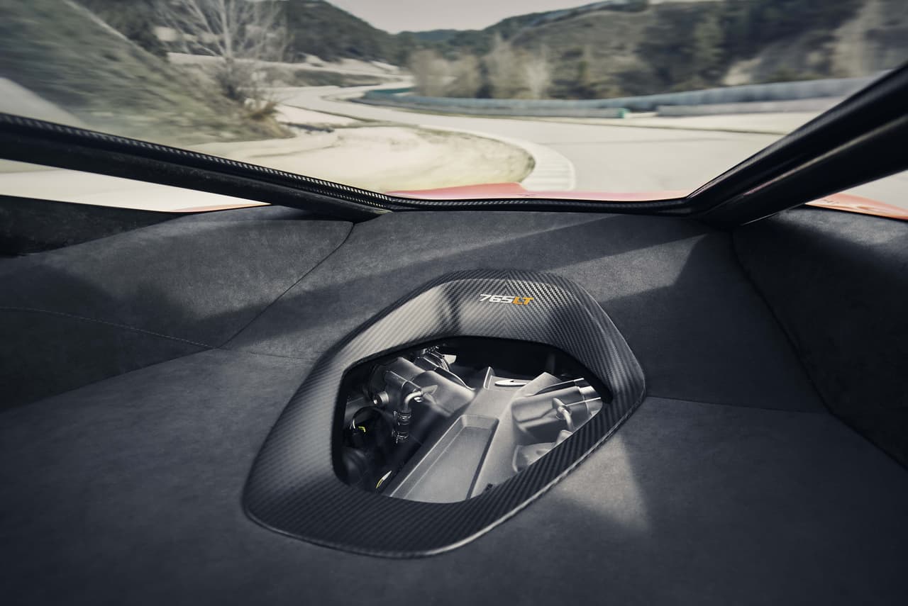 El motor del 765LT es un 
<b>V8 twin-turbo de 4.0 litros</b> capaz de producir hasta 
<b>755hp @7,500rpm y 590lb-pie @5,500rpm</b>.