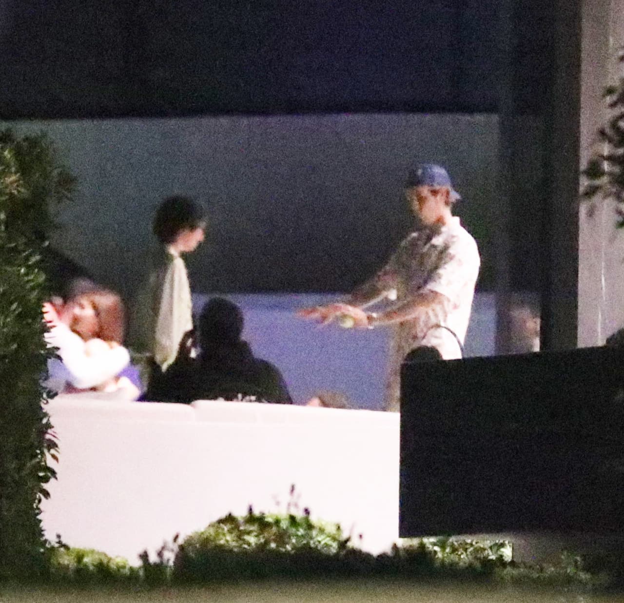 Contrario a lo que ha ocurrido en otros eventos, la moda no se centró en los cubrebocas sino en los outfits que llevaron los invitados.