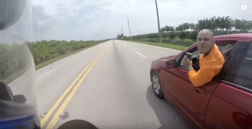 Ataque a motociclista en Miami queda grabado en video