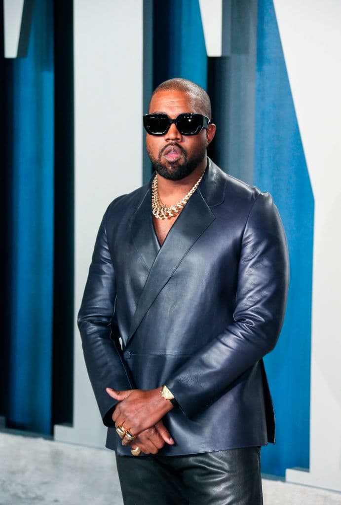 La fortuna del intérprete
<b><a href="https://www.bloomberg.com/news/articles/2021-03-17/kanye-west-and-gap-have-billion-dollar-ambitions-for-yeezy-deal" target="_blank"> suma 6.6 mil millones de dólares</a></b>, según reportes de la firma financiera UBS Group AG, citada por Bloomberg
<b> </b>a mediados de marzo pasado. Más de la mitad de ese dinero 
<b><a href="https://www.univision.com/famosos/kanye-west-hombre-negro-mas-rico-7-mil-millones" target="_blank">proviene de su marca de calzado y ropa Yeezy. </a></b>
<br>