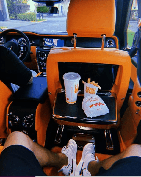 El intérprete de 'El amante' convirtió la zona trasera del auto en un comedor. Aquí lo vemos a punto de saborear su deliciosa hamburguesa, papas fritas y refresco.