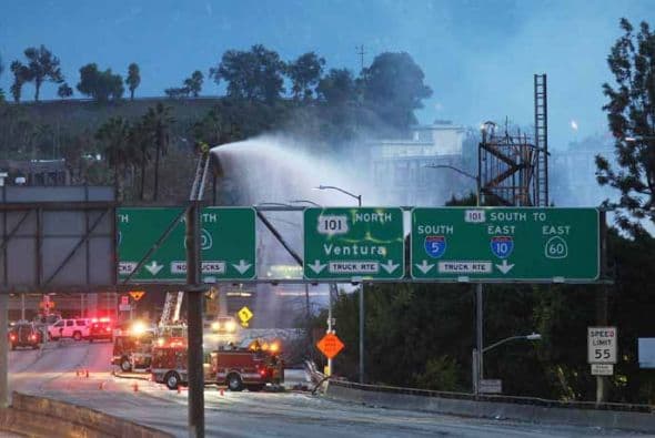 Los trabajos de sofocación de las llamas se observaban desde varios ángulos de la autopista 110 norte, la cual fue cerrada por completo durante la jornada. Detalles de este reporte aquí
