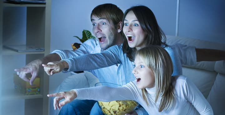 Varios estudios han demostrado que la luz que emite la pantalla obstaculiza la producción de la melatonina, la hormona del sueño, lo cual hace que se complique el quedarte dormida.