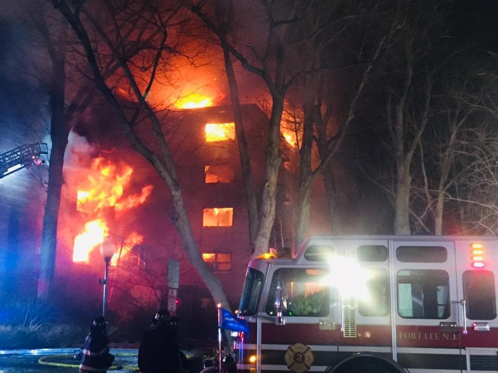 El incendio ocurrió en el edificio Linwood de la avenida Edwin, en Fort Lee, Nueva Jersey.