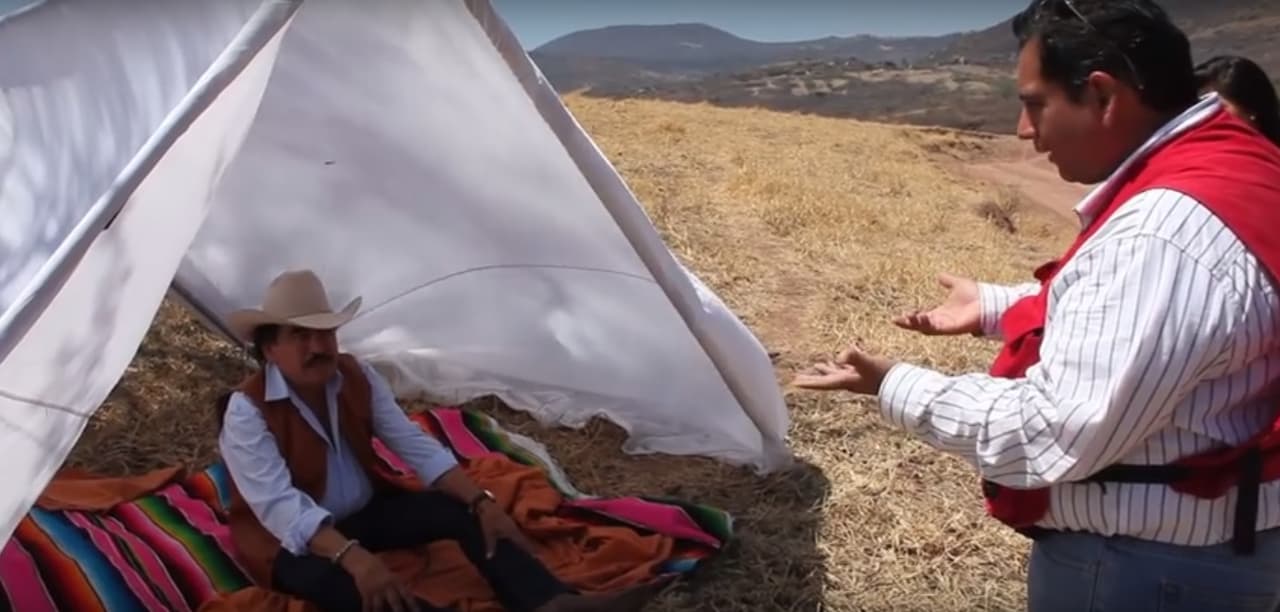 En 1999 le diagnosticaron cáncer en los huesos, una batalla de 18 años que perdió Joan Sebastian en el 2015, a sus 64 años de edad.