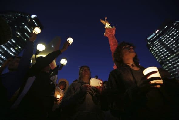 Momentos antes, miles de manifestantes caminaron sobre Reforma hasta llegar al Ángel de la Independencia.
