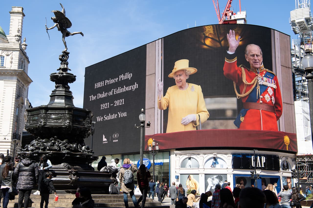 Lejos del funeral, en la turística zona Piccadilly Circus, de Londres, una pantalla gigante mostraba este sábado imágenes del príncipe Philip.