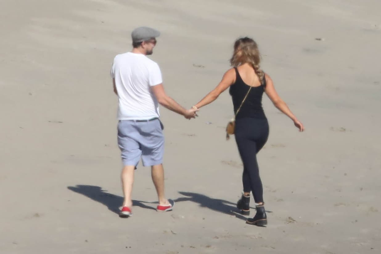 Caminaron tomaditos de la mano.