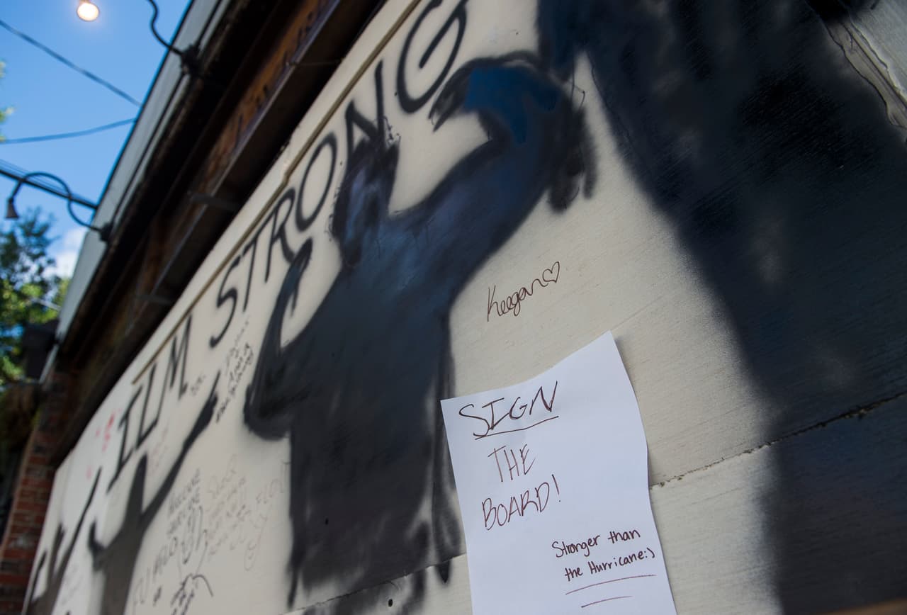 “Yo soy fuerte” se lee en un panel que protege un bar en Wilmington.