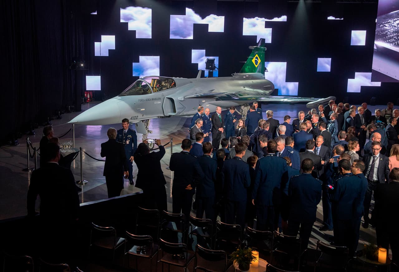 <b>Puesto 13. Brasil. </b>Tiene una poblción de 208,846,802 personas de las que 1,674,500 son militares, y de ellos más de un millon son reservistas. Cuenta con 706 aeronaves, 437 tanques y 110 buques (5 submarinos). Su 
<i>Powerindex</i> es de 0.2487 puntos. En caso de un conflicto los países tienen la posibilidad de aumentar la cantidad de efectivos militares.