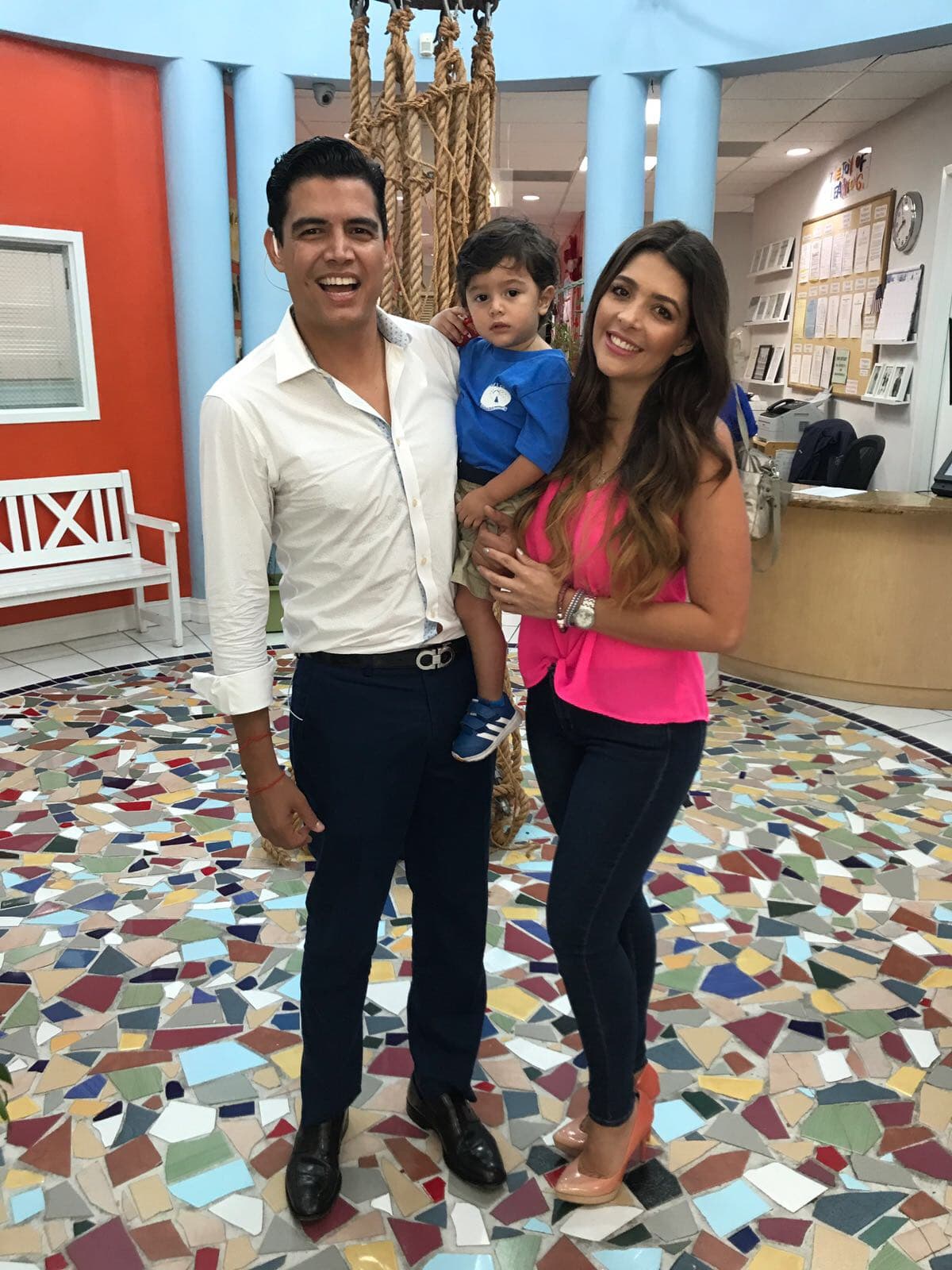 Junto a Orlando y Cata lo hemos visto crecer y hasta lo acompañamos en su primer día de escuela.