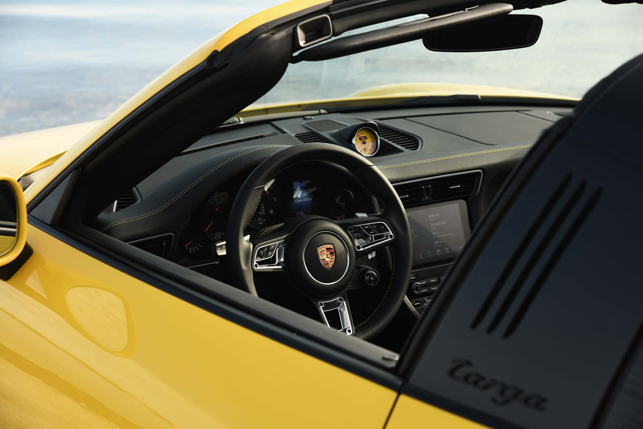 Con el techo Targa abierto, la sensación si vas adelante es parecida al convertible, ya que la apertura es mucho mayor que la de un techo solar tradicional.