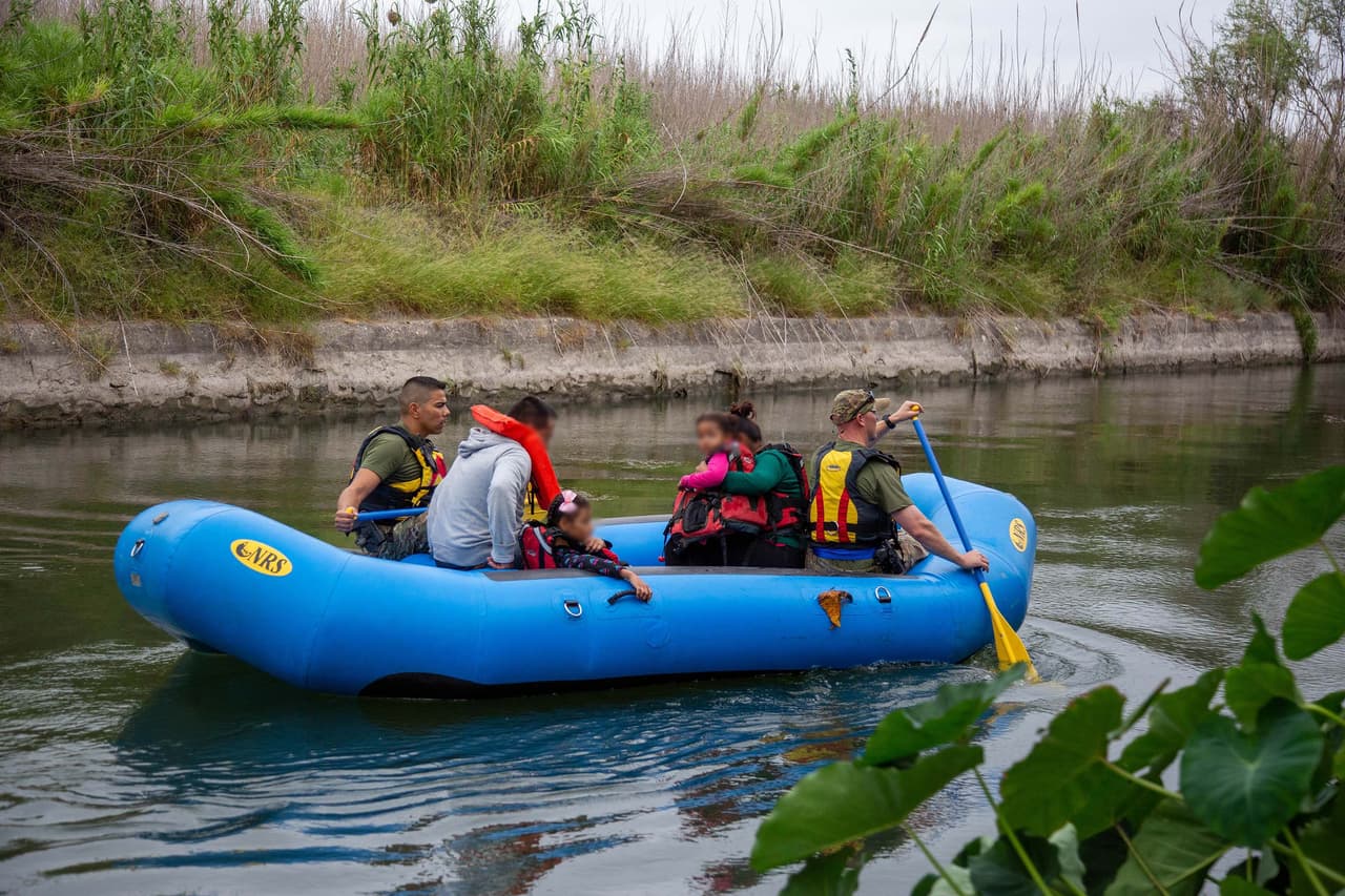 Al llegar a una isla en el río, el grupo encontró agua profunda y de flujo rápido. El grupo estaba formado por seis adultos y cinco niños, con edades comprendidas entre los 3 y los 11 años.
