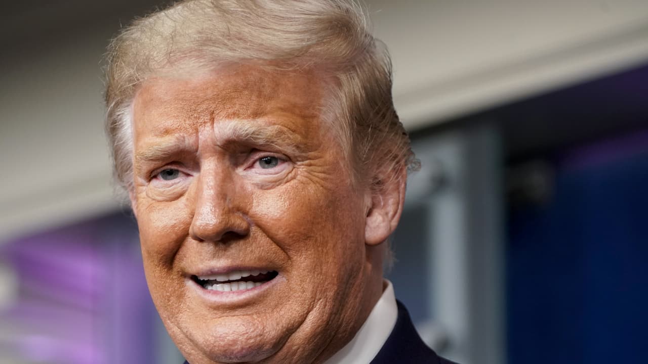 En un amplio reportaje, el diario The New York Times de la información fiscal del presidente durante dos décadas, evidenciando que en 10 de los últimos 15 años no pagó un solo dólar declarando que en esos momentos tenía más pérdidas que ganancias. 
<b><a href="https://www.univision.com/noticias/politica/reportaje-de-the-new-york-times-indica-que-trump-pago-solo-750-de-impuestos-en-2016">Más información aquí. </a></b>