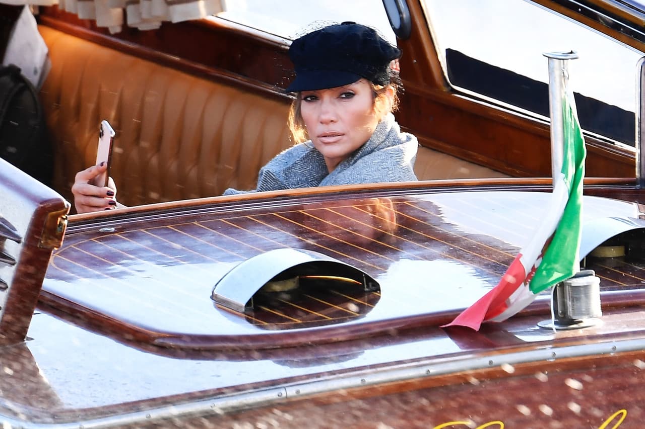 Más allá de su romance con 
<b><a href="https://www.univision.com/temas/ben-affleck" target="_blank">Ben Affleck</a></b>, 
<b><a href="https://www.univision.com/temas/jlo" target="_blank">JLo</a></b> acaparó los titulares en agosto de 2021 por su deslumbrante presencia en los desfiles de Dolce & Gabbana en Venecia.