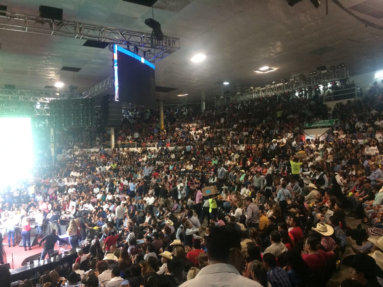 El palenque de San Luis Potosi lució a reventar con las cerca de 7000 personas que acudieron a ver y escuchar al llamado 'Rey de la Taquilla'.