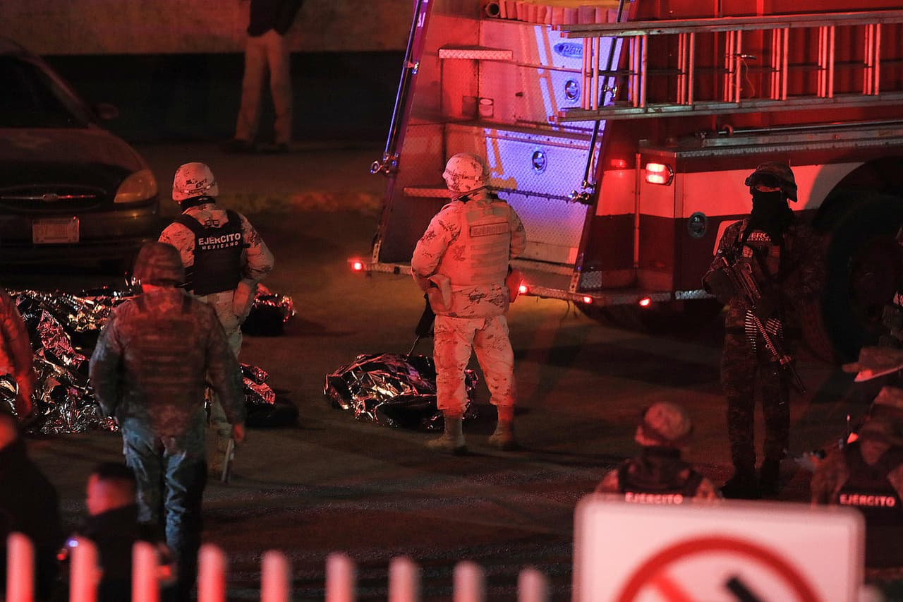 Una periodista de la AFP constató cómo personal del servicio forense retiró una docena de cadáveres del estacionamiento del centro, donde quedaban varios cuerpos más cubiertos con mantas de color plata.