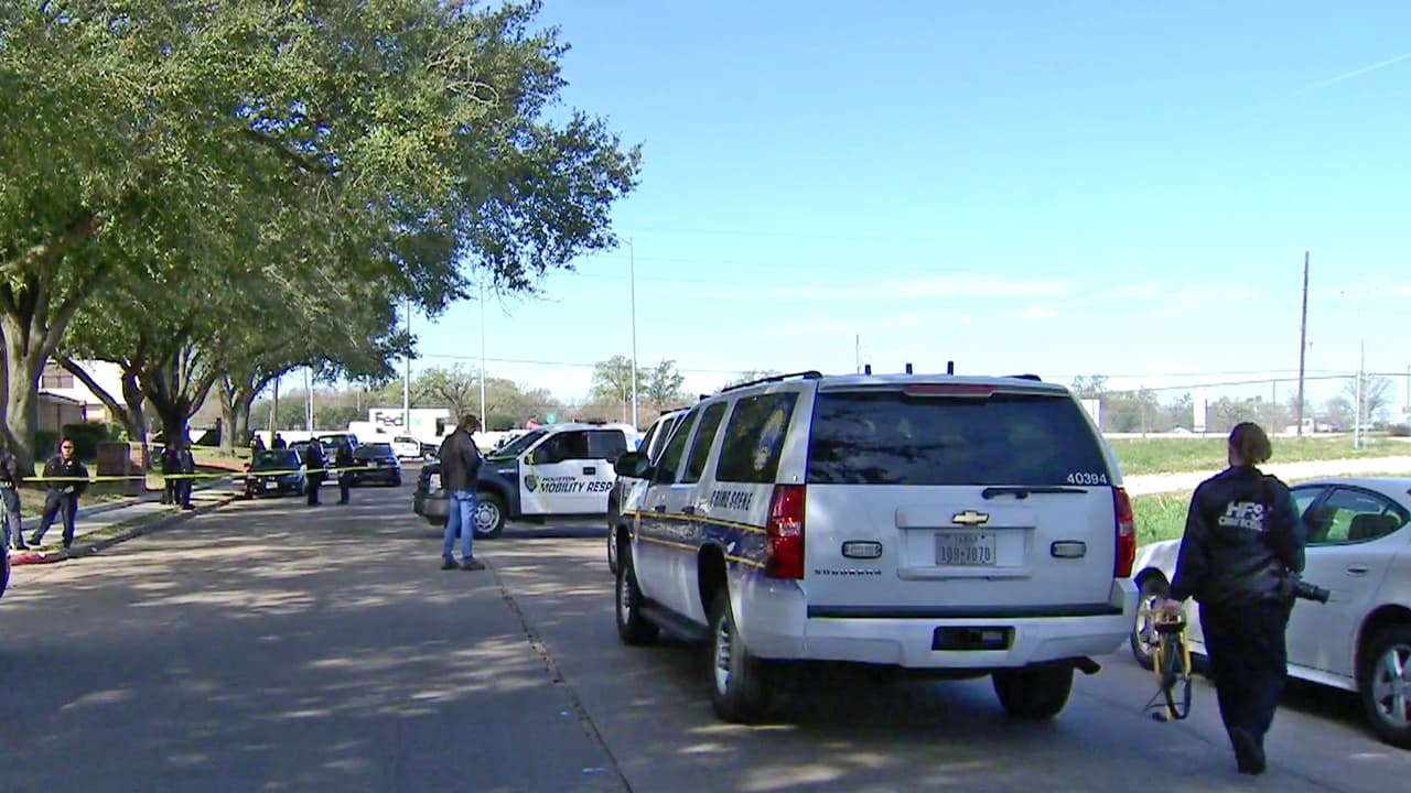 El cuerpo sin vida de la joven fue encontrado por un residente de un vecindario en el suroeste de Houston, quien se detuvo a uxiliarla pensando que había sido atropellada.