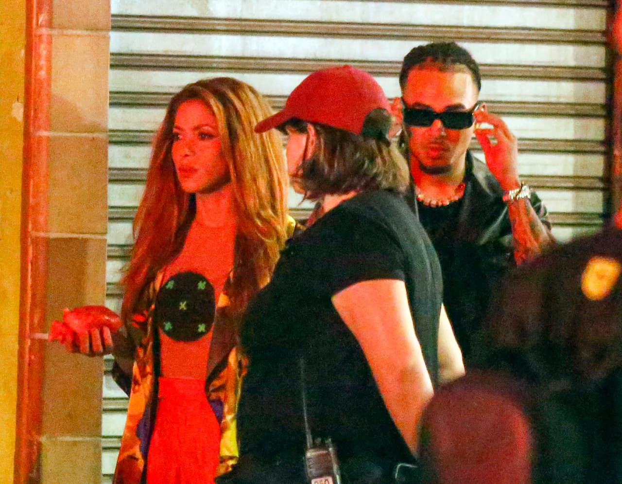 El abrazo entre Shakira y el reguetonero de 30 años se dio el pasado 10 de septiembre, cuando se reunieron para grabar el videoclip de su canción conjunta, ‘Monotonía’. 
<br>