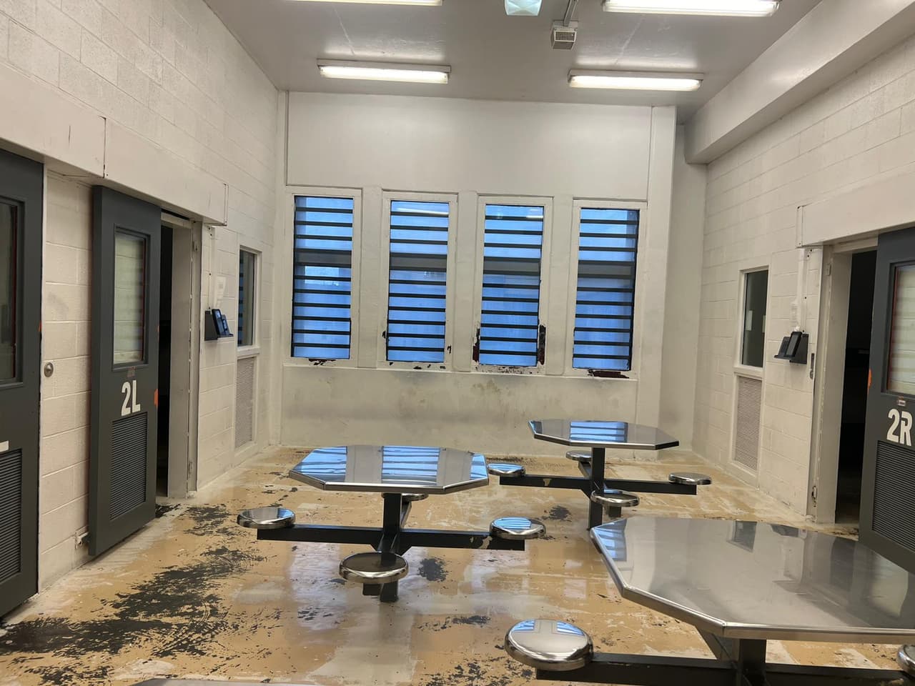 Esta es el área de comedores y zonas en común, tienen unas pequeñas ventanas y rendijas.