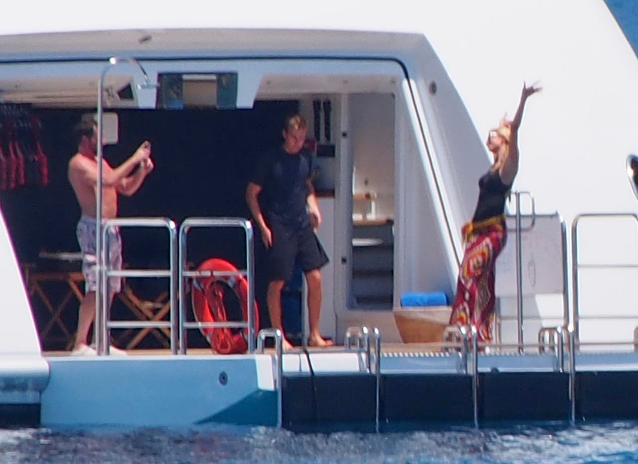 Paris feliz sonreía y posaba para Thomas.