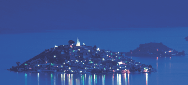 El lago de Pátzcuaro se ilumina para dar la bienvenida a los que 'ya no están'.